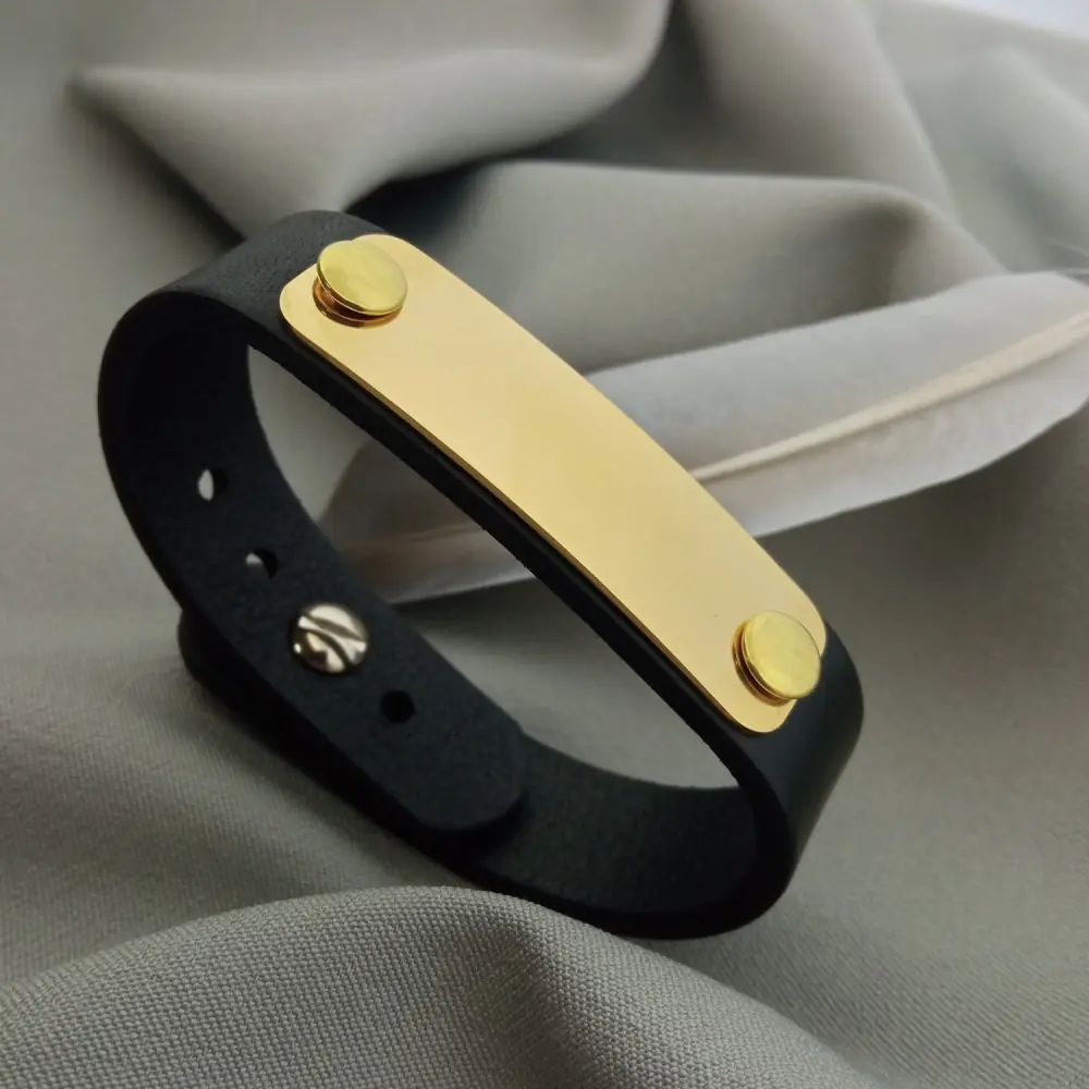 Brățară din piele cu plăcuță
